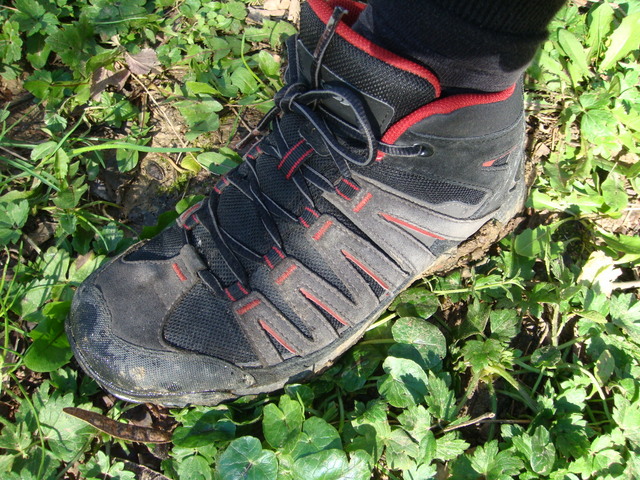 Chaussure de marche étanche, légère et laissant passer la transpiration (en Goretex)